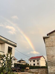 乡村上空的美丽彩虹