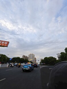 城市道路上的车辆与天空