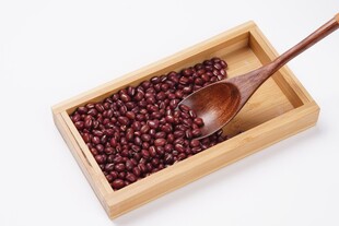 木盒中的红豆与木勺