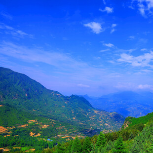 青山蓝天美景