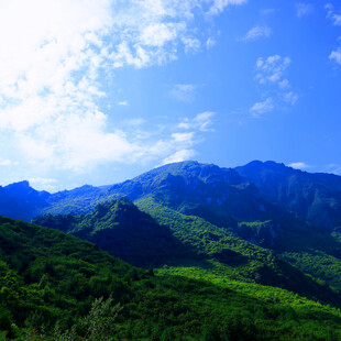 青山蓝天美景