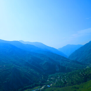 青山连绵的秀丽山间景色