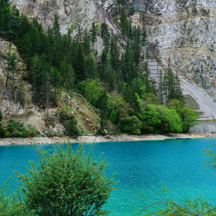 碧绿湖水与山林美景