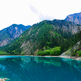 高山蓝湖美景