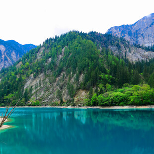 青山碧水间的秀丽湖景