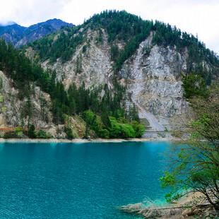 蓝湖青山间的自然美景