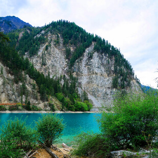 秀丽山水间的蓝湖美景