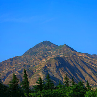 巍峨山峦与葱郁林木