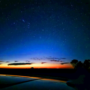 湖畔星空下的绚丽黄昏