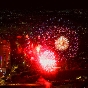 城市夜空绚烂烟花绽放