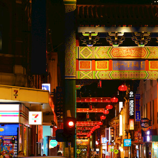 夜晚中式街道牌坊景观