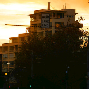 夕阳下的城市建筑剪影