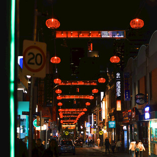 夜晚街头的喜庆红灯笼