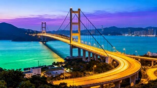 香港青马大桥黄昏时分车流海景