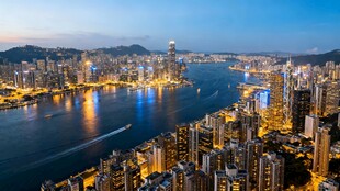 香港维港夜色高楼灯光映蓝调海面