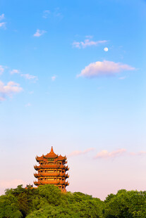 蓝天绿树间的古朴楼阁