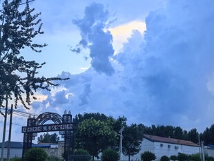 乡村田野边的阴沉天空