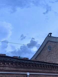 屋顶之上的蓝天景致