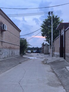 黄昏时的宁静小巷