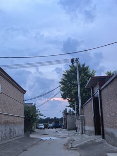 乡村小巷黄昏景致