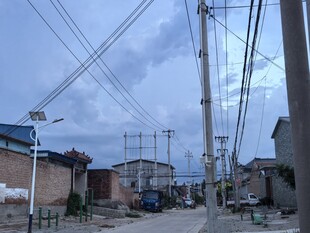 乡村电线纵横的宁静街道