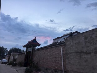 乡村暮色中的古朴建筑