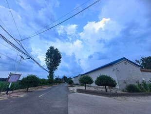 乡村小路蓝天白云景象