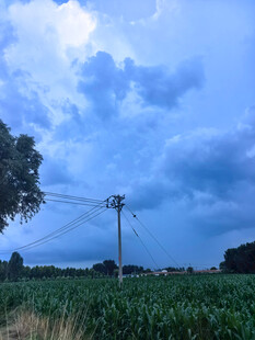 田野上空的阴云与电线杆
