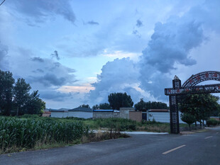 乡村入口处的傍晚风景