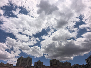 城市上空的壮丽云层景观
