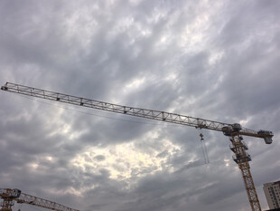 工地塔吊天空阴沉景象
