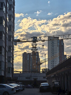 城市黄昏下的塔吊与建筑