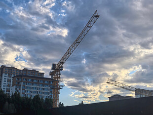 夕阳下的工地塔吊