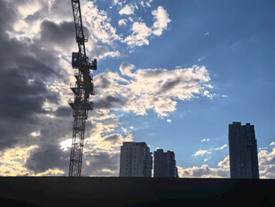 夕阳下的塔吊与城市建筑