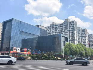 城市街道旁的现代建筑群
