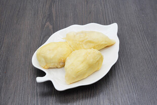 白色盘中的美味榴莲果肉