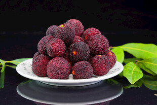 一盘新鲜诱人的红杨梅