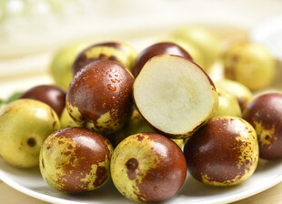 多彩冬枣摆于盘中