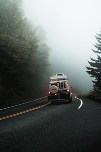 雾中公路上行驶的车辆