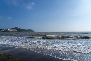 海边美景海浪轻拍沙滩