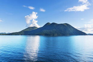 美丽海岛与澄澈海水景观