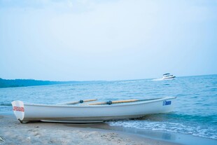 海边停泊的白色小船