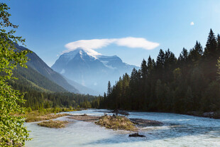 山间河畔美景