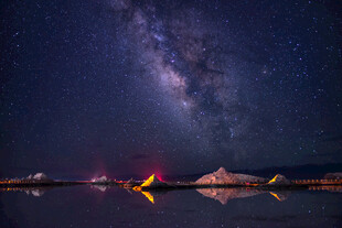 湖畔星空夜景璀璨迷人