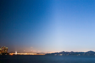 城市天际线的黄昏美景