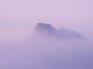 云雾中矗立的神秘山峰