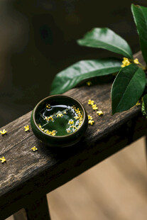 木栏上的青团与绿叶黄花