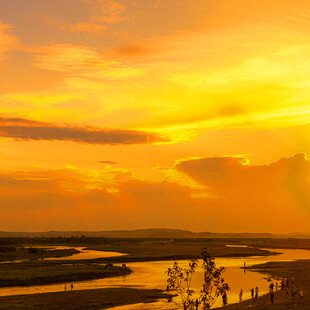 夕阳下的河畔美景