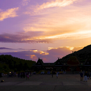 夕阳下的古建筑广场美景