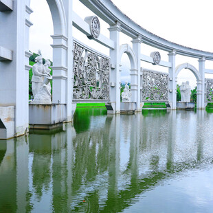 水上拱形建筑景观倒影